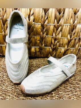 New Victoria platinum flats
